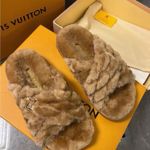 Louis Vuitton Women's Luxurious Brown Fur Slippers - Picture 4 of 6